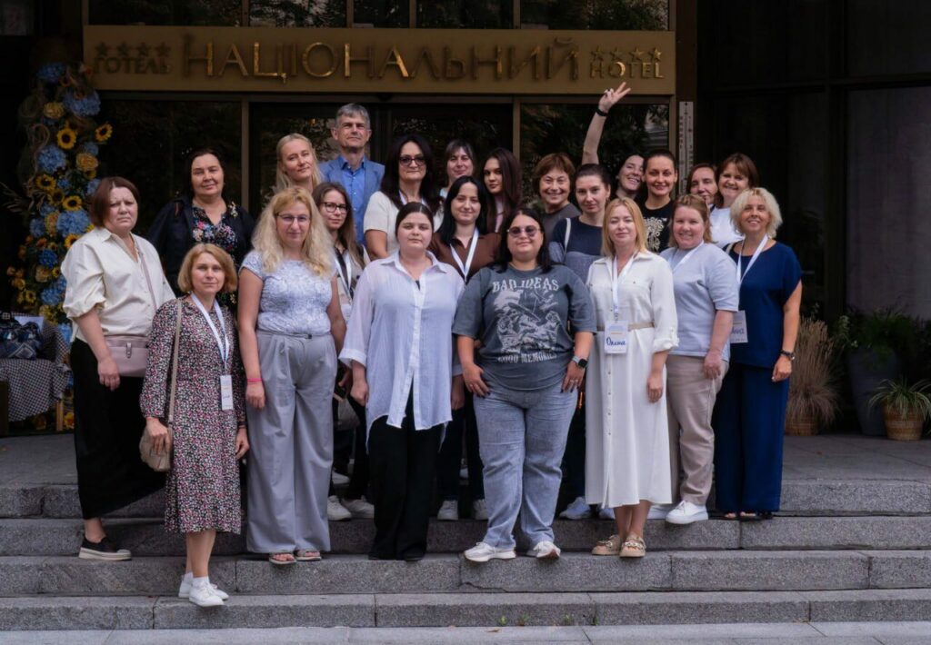 На фото всі учасники навчання та тренери на сходинках готелю