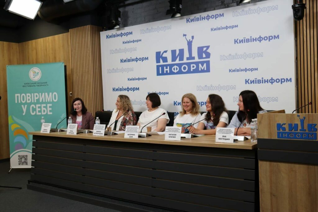 На фото учасники пресконференції за столом Пресцентру Київінформу